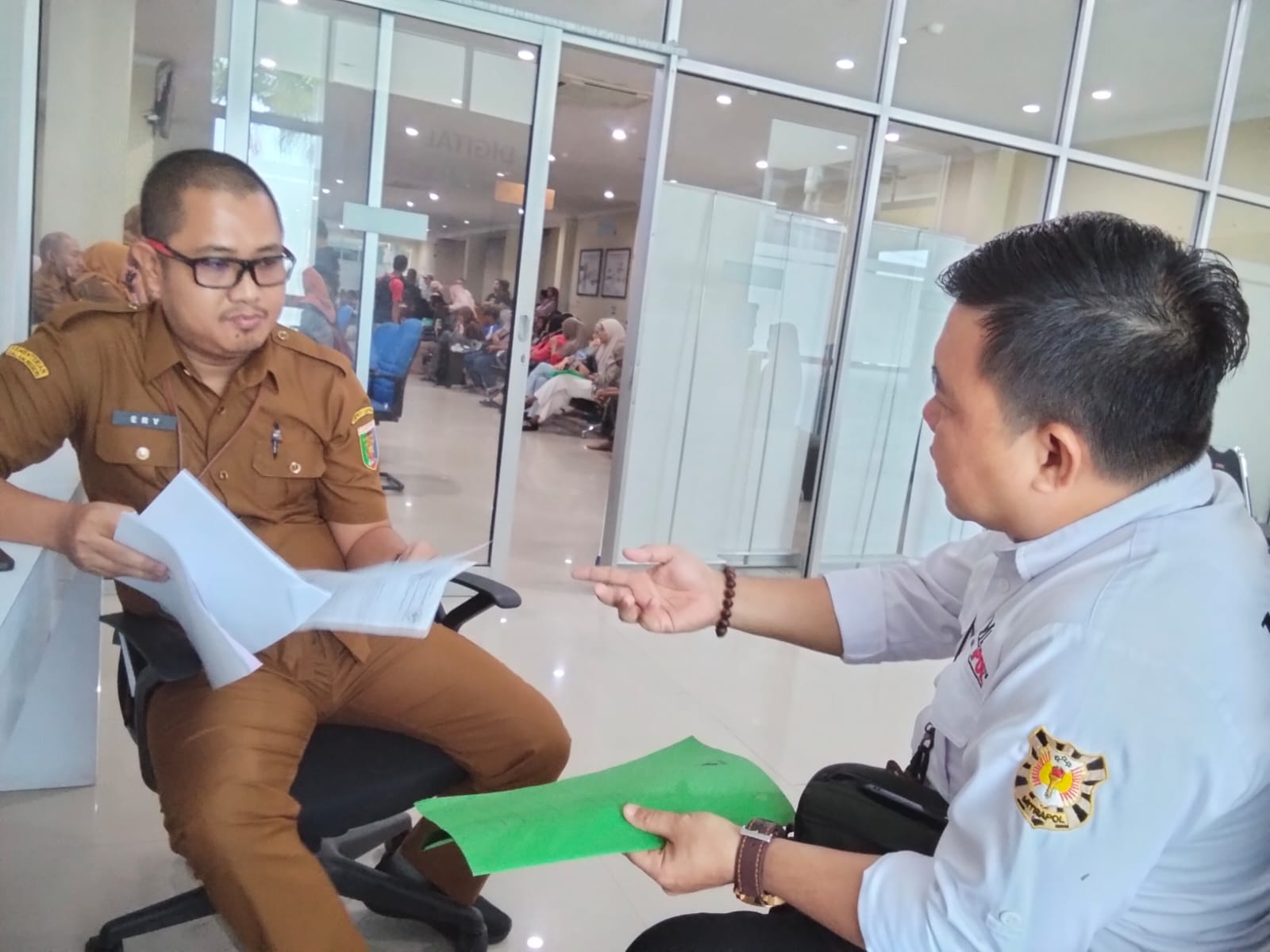 Foto, Awak Media Sedang Konfirmasi 