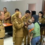 wali-kota-bandar-lampung-eva-dwiana-saat-menyalurkan-bantuan-untuk-warga-terdampak-bencana-1762240497181_169