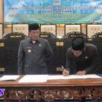 Bupati-Dedi-Irawan-Hadiri-Paripurna-DPRD-Pesibar-Agenda-Persetujuan-Bersama-Dan-Penandatanganan-Atas-Ranperda-APBD-Pesibar-Tahun-Anggaran-2026